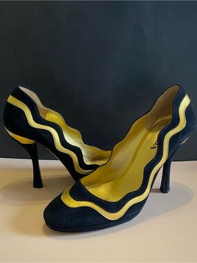 The Devil Wears Prada 2008 Black and Gold Scalloped Wavy Heel w Box. Authentic
